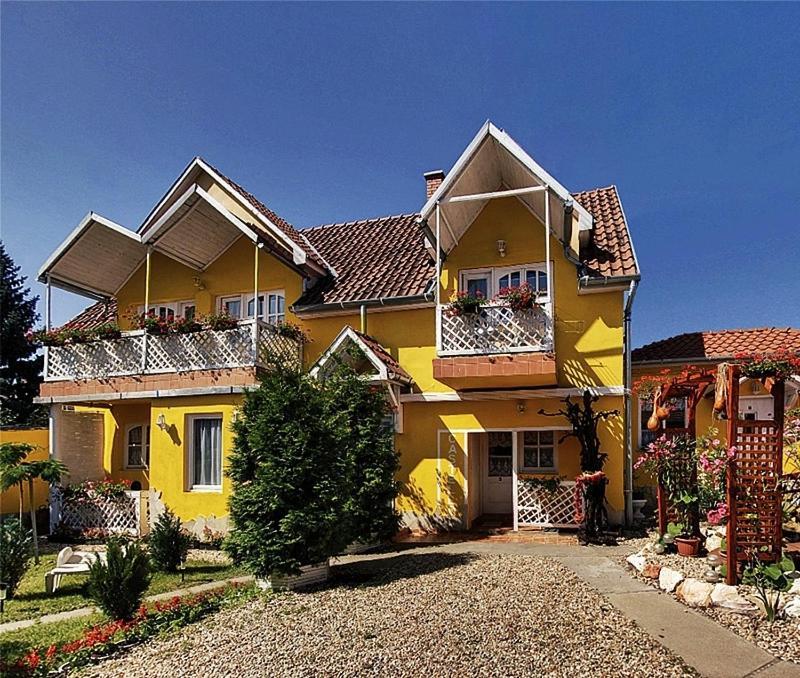 Castello Vendeg Es Apartmanhaz إغير المظهر الخارجي الصورة